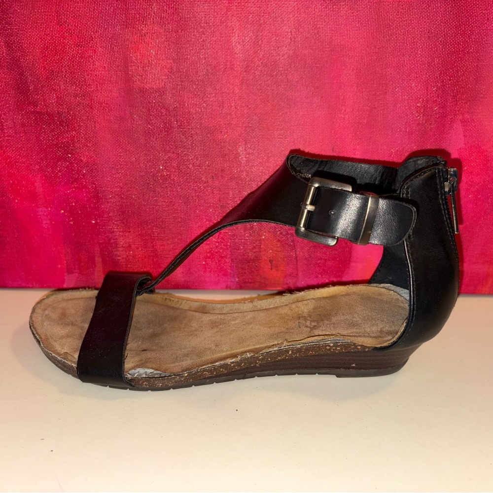 Reaction Kenneth Cole Black Sandals with Buckle